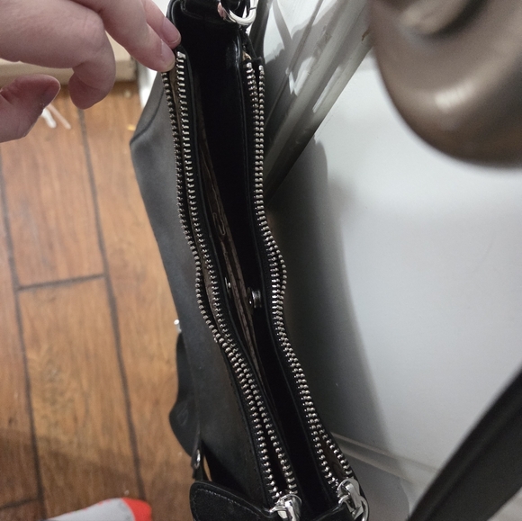 Guess Crossbody - Picture 3 of 7